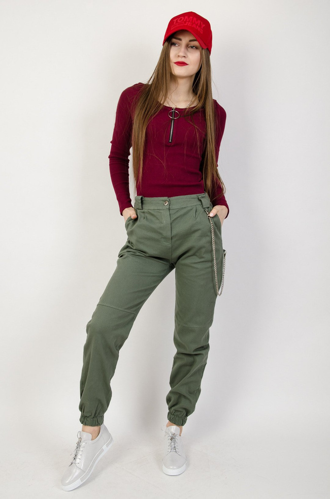 Zielone spodnie joggery z łańcuszkiem