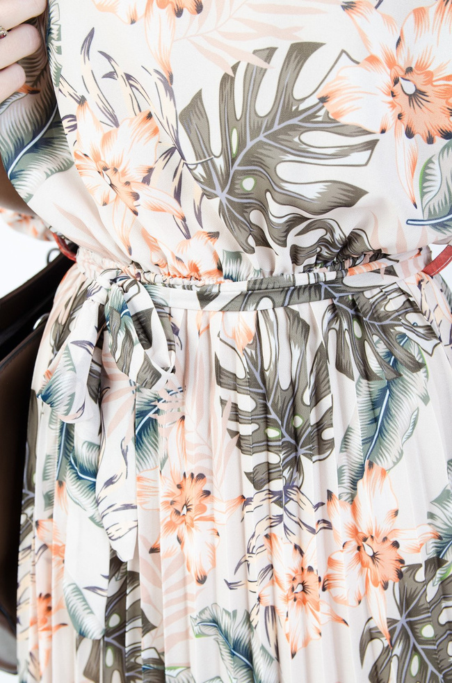 BEŻOWA SUKIENKA W KWIATY Z PLISOWANYM DOŁEM