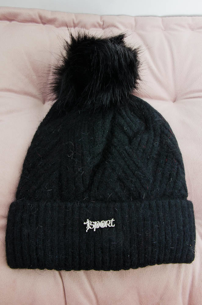 CZARNA OCIEPLANA CZAPKA Z POMPONEM 