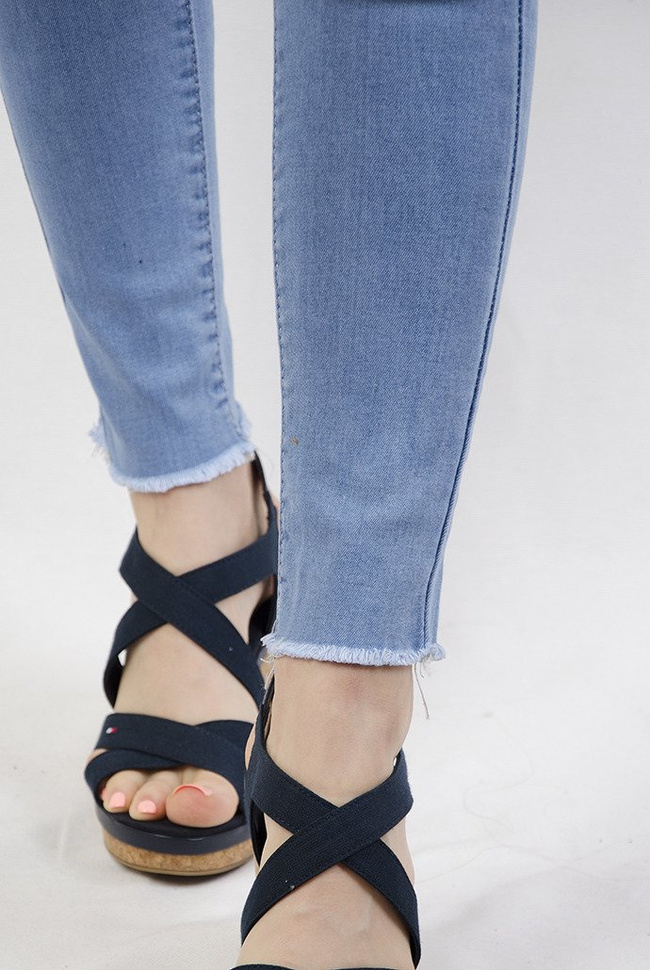 Jasne spodnie jeansowe z przetarciami