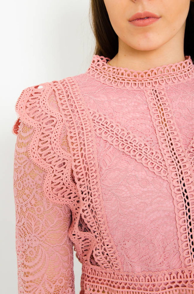 Różowa koronkowa bluzka z zamkiem na plecach