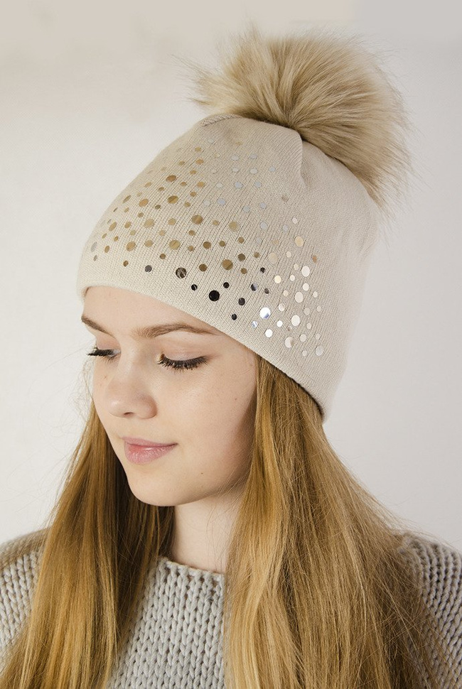 Beżowa czapka z ociepleniem i srebrnymi kropkami