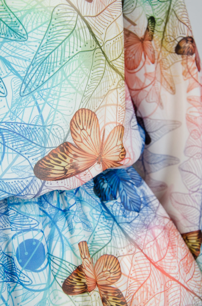 Biała sukienka w kolorowe wzory i motyle