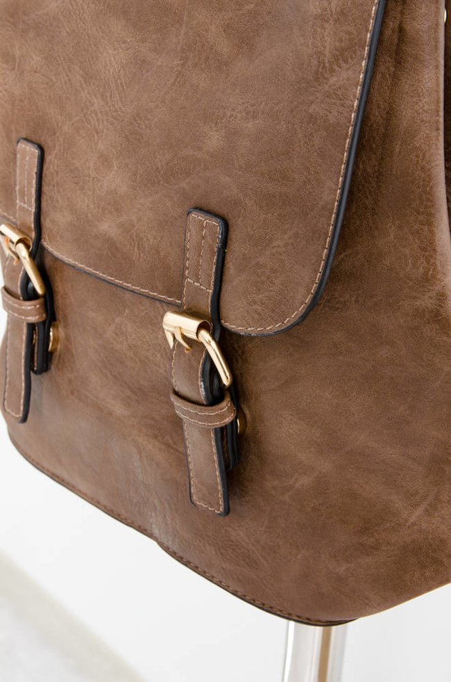 BRĄZOWY PLECAK Z IMITACJI SKÓRY Z OZDOBNYM ZAPIĘCIEM 