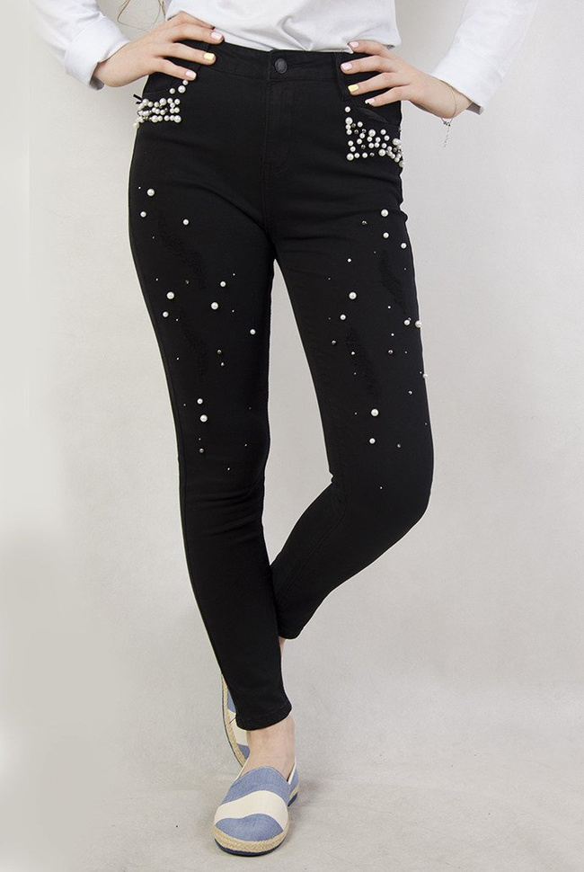 Czarne spodnie z przetarciami oraz koralikami
