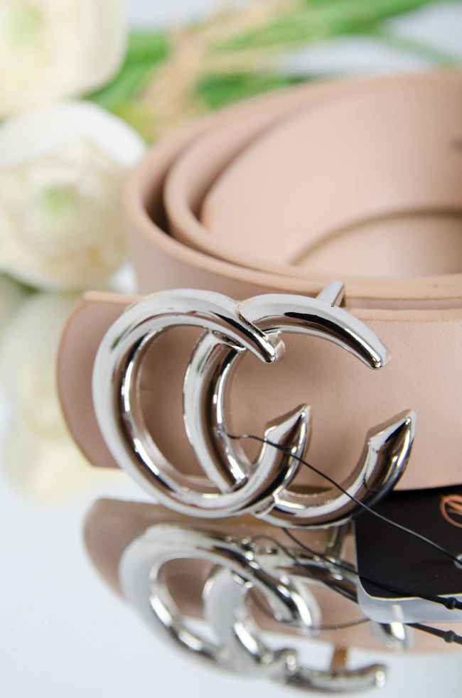 BEŻOWY PASEK ZE SREBRNĄ KLAMRĄ