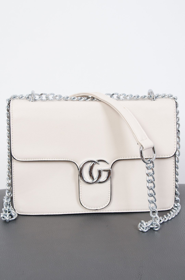 Kremowa torebka typu kuferek ze srebrnym łańcuszkiem