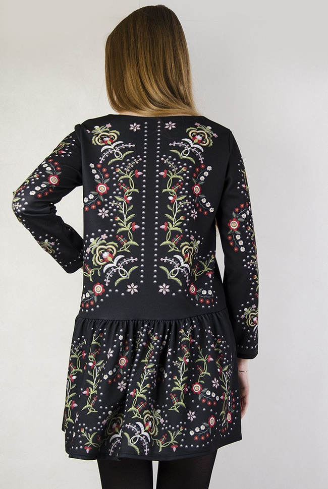 Czarna sukienka ze wzorami folkowymi
