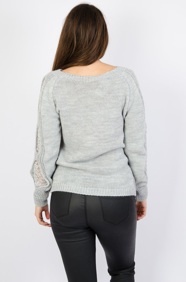 Szary sweter z koronkowymi wstawkami na rękawach