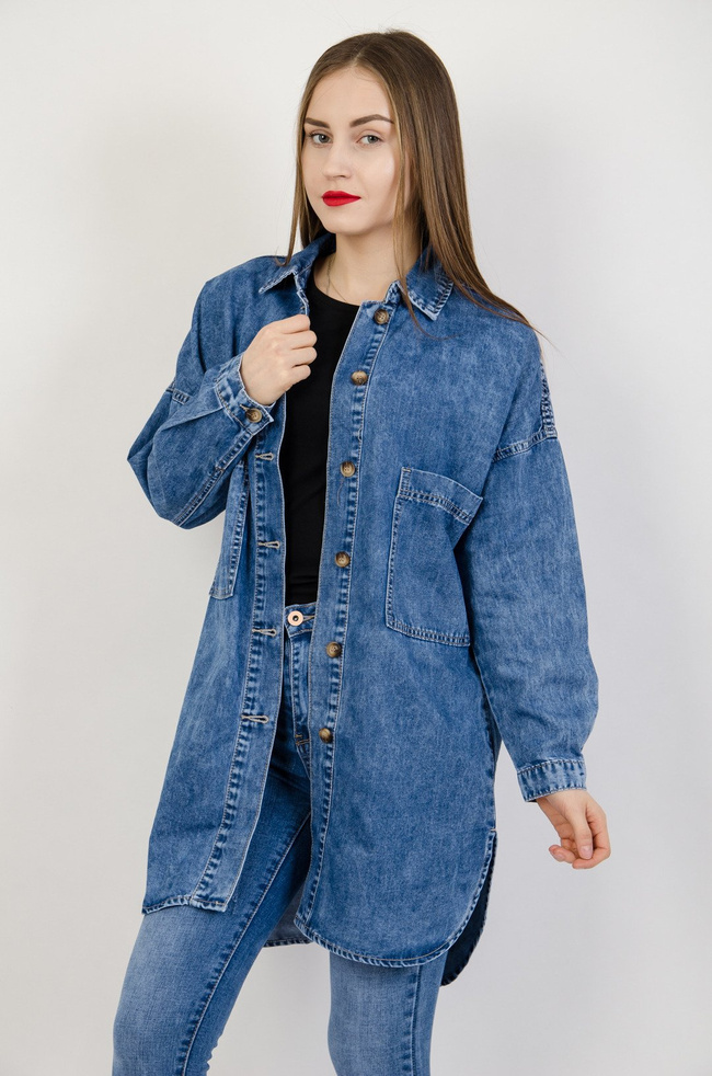 Długa koszula jeansowa z rozcięciami po bokach