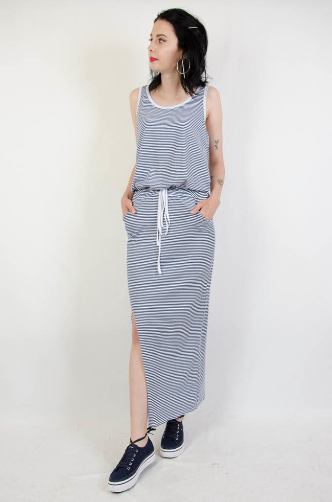 Długa sukienka w cienkie biało-granatowe paski, wiązana w pasie
