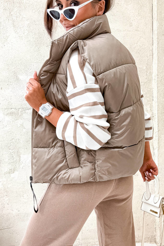 KAMIZELKA PIKOWANA Z KIESZENIAMI Z OZDOBNĄ WSTĄŻKĄ- BRĄZOWA