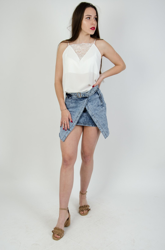 Biała szyfonowa bluzka na ramiączka z koronką