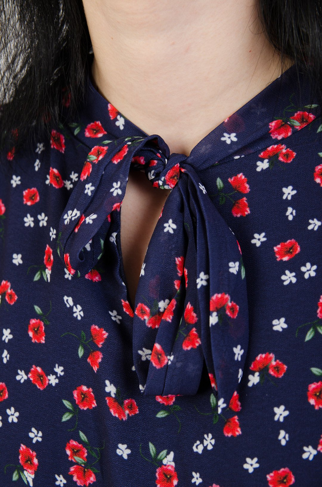 Granatowa sukienka w czerwone kwiatki z gumą w pasie