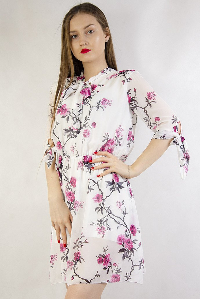 Biała zwiewna sukienka w kwiaty z gumką w pasie