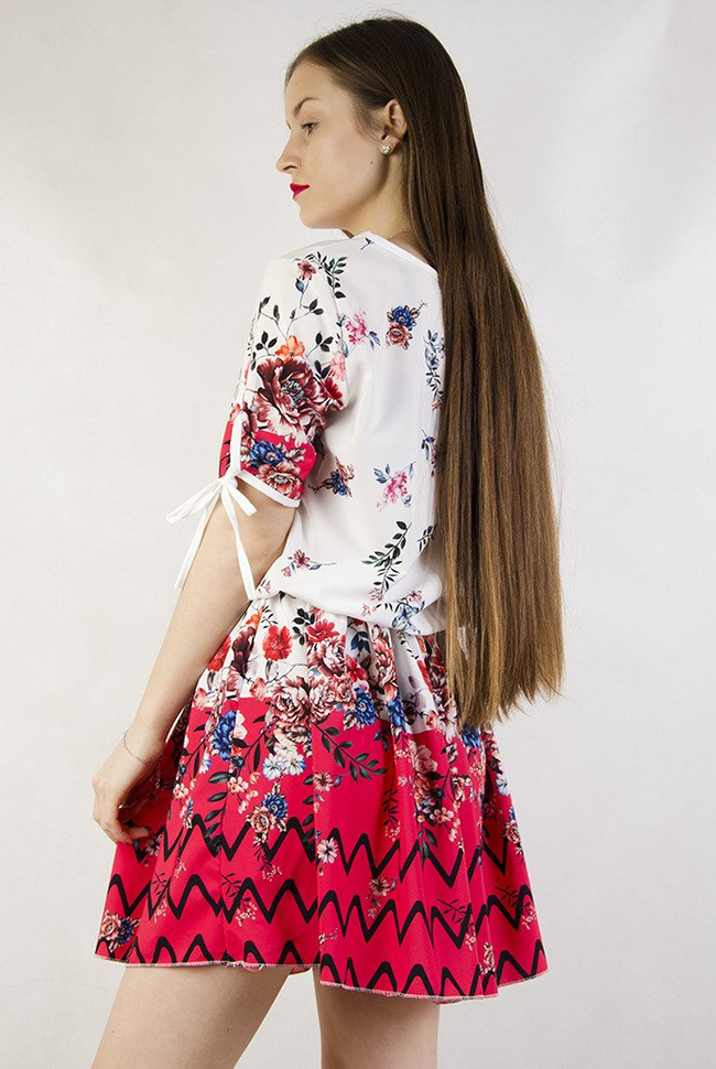 Biała sukienka z motywem kwiatowym z gumką w pasie