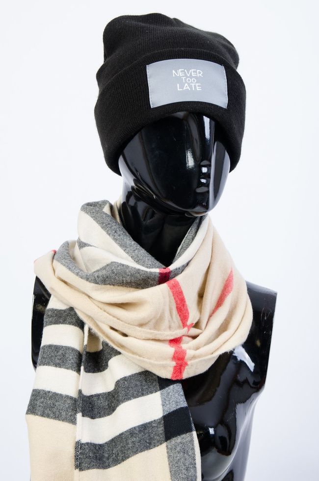 CZARNA CZAPKA Z NAPISEM "NEVER TOO LATE"