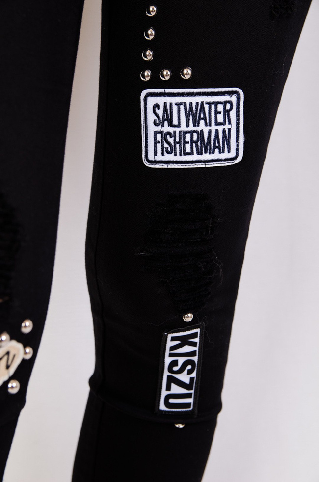 Czarne spodnie jeansowe z naszywkami i dziurami