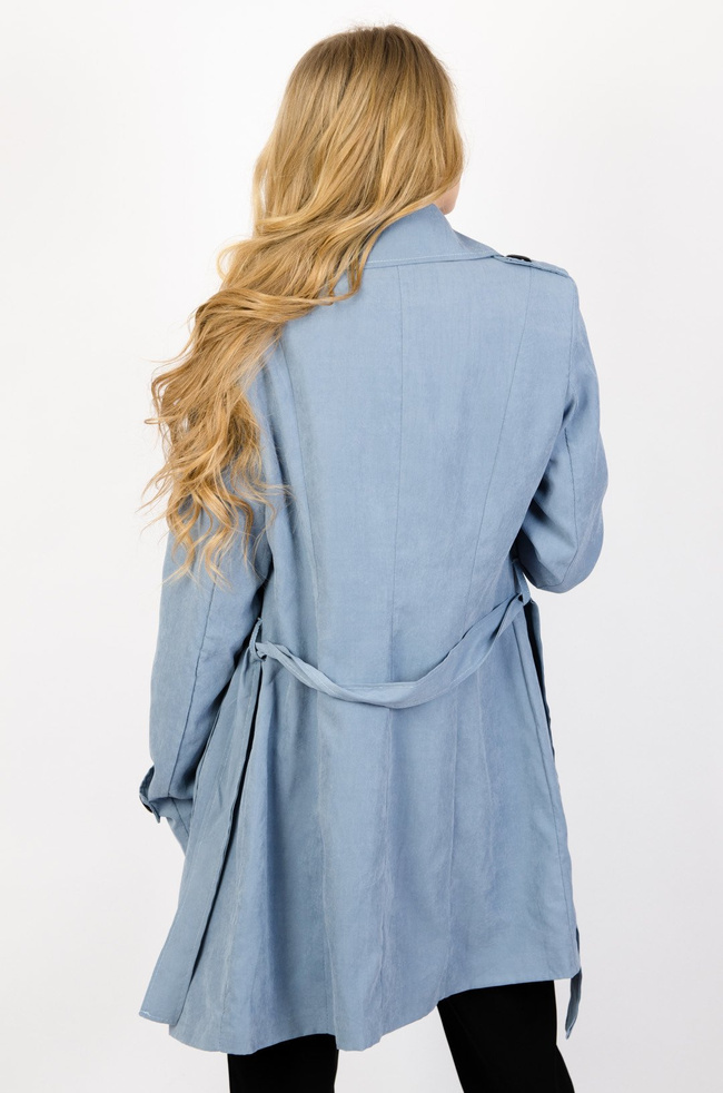 Niebieski płaszcz typu trencz