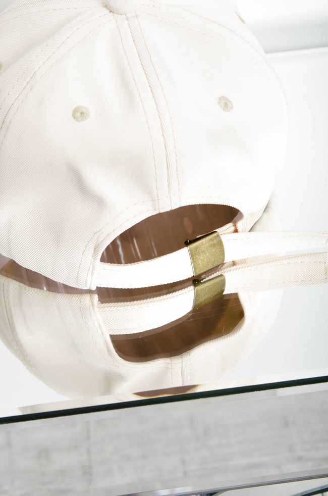 CZAPKA Z DASZKIEM Z OZDOBNYM ZNACZKIEM - BEŻOWA