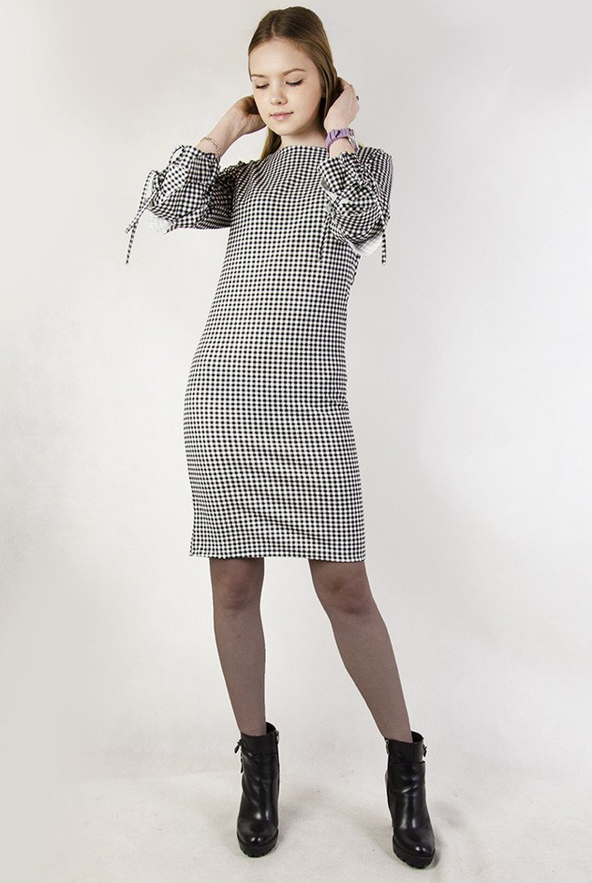 Sukienka w czarno-białą kratkę z falbanami przy rękawach