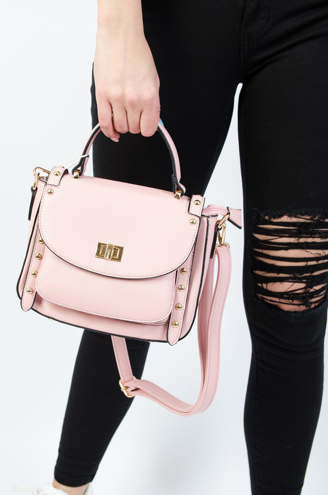 Różowa torebka typu kuferek ze złotymi dżetami