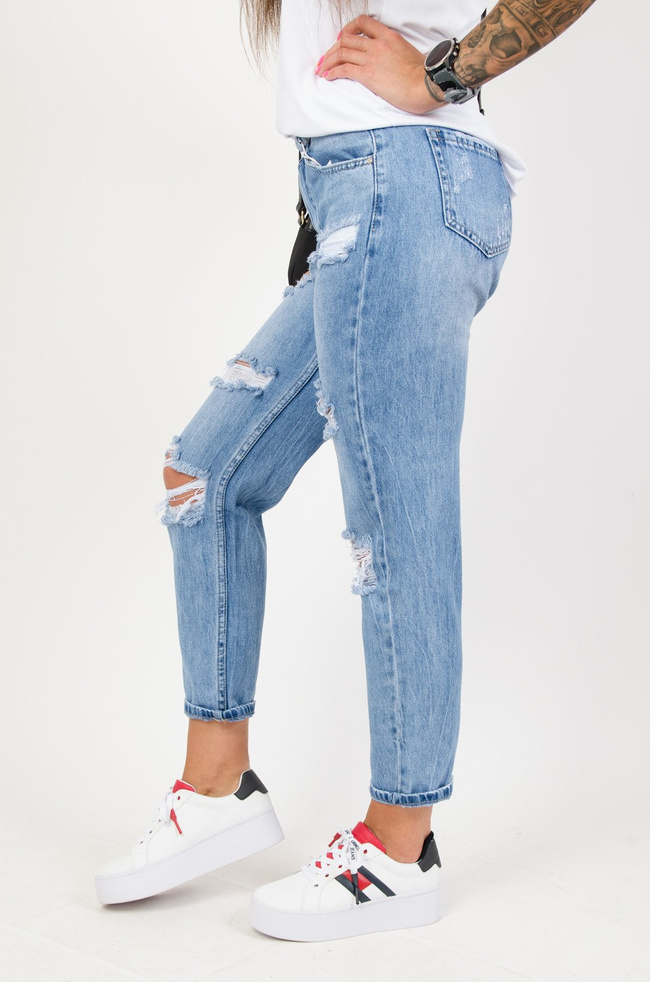 Jeansowe spodnie typu boyfriend z dziurami