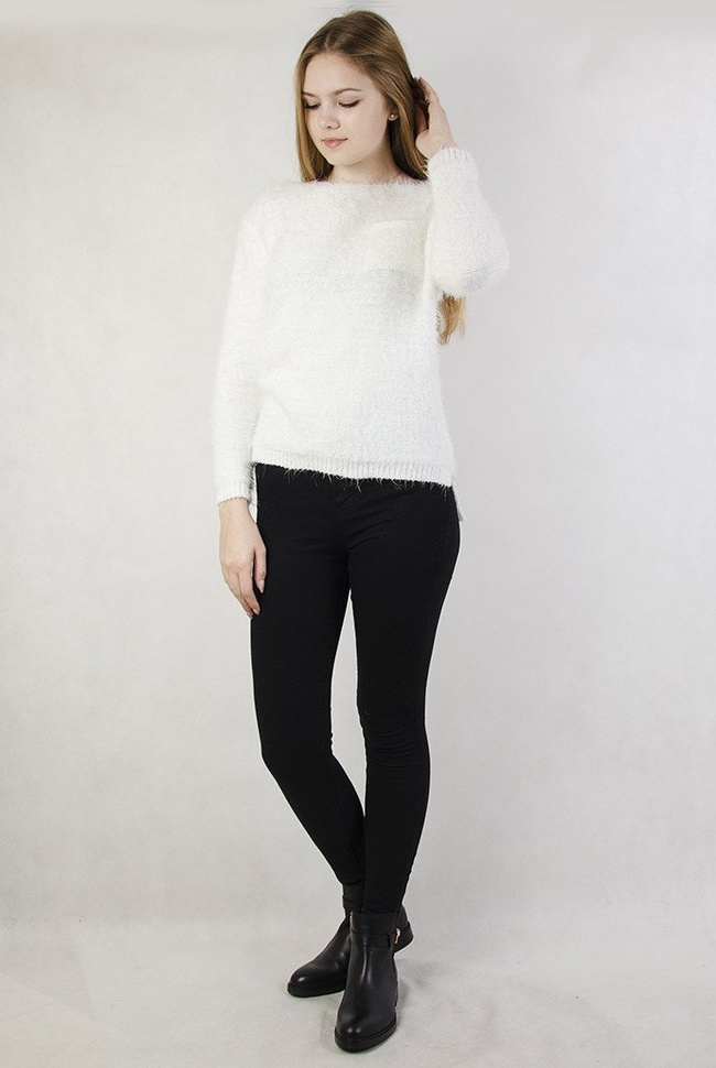 Biały, włochaty sweterek