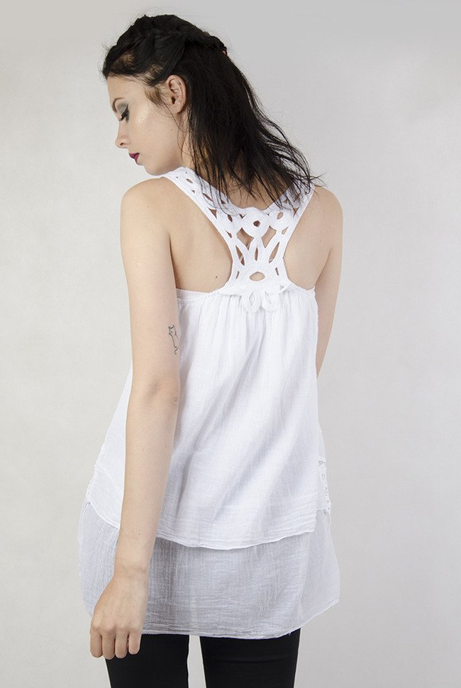 Biała bluzka dwuwarstwowa z ażurowymi kwiatami i ramiączkami