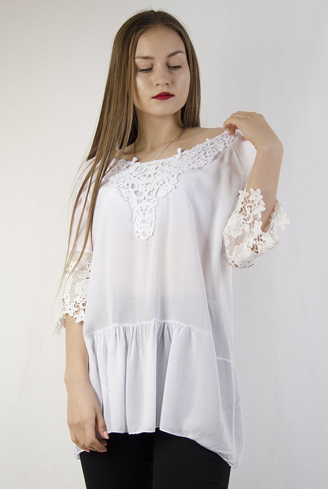 Biała bluzka z ażurowym dekoltem oraz falbanką na dole