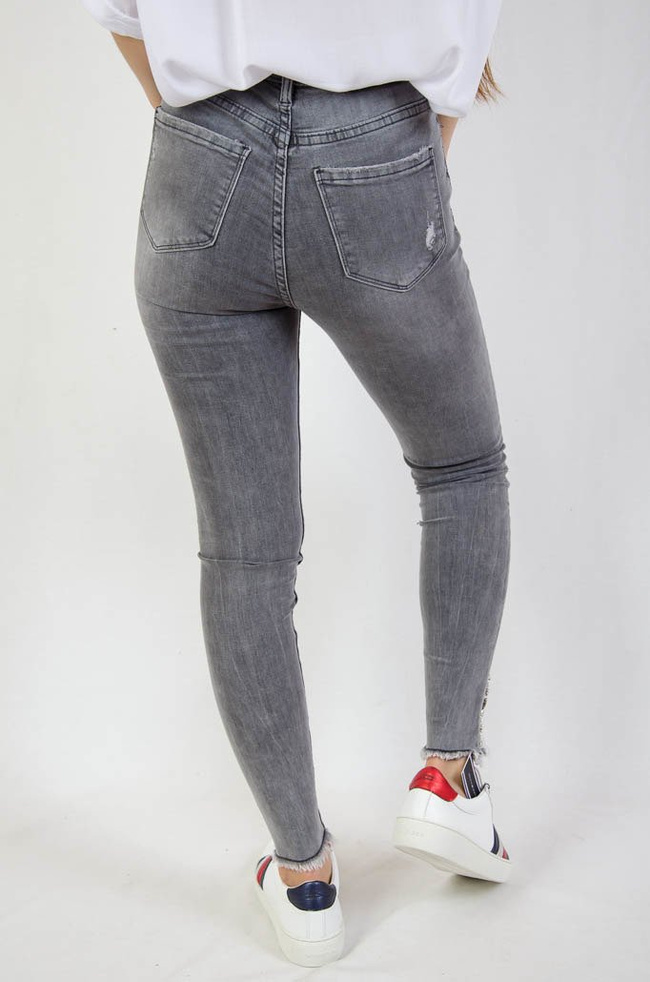 Jasnoszare spodnie jeansowe z przetarciami oraz koralikami