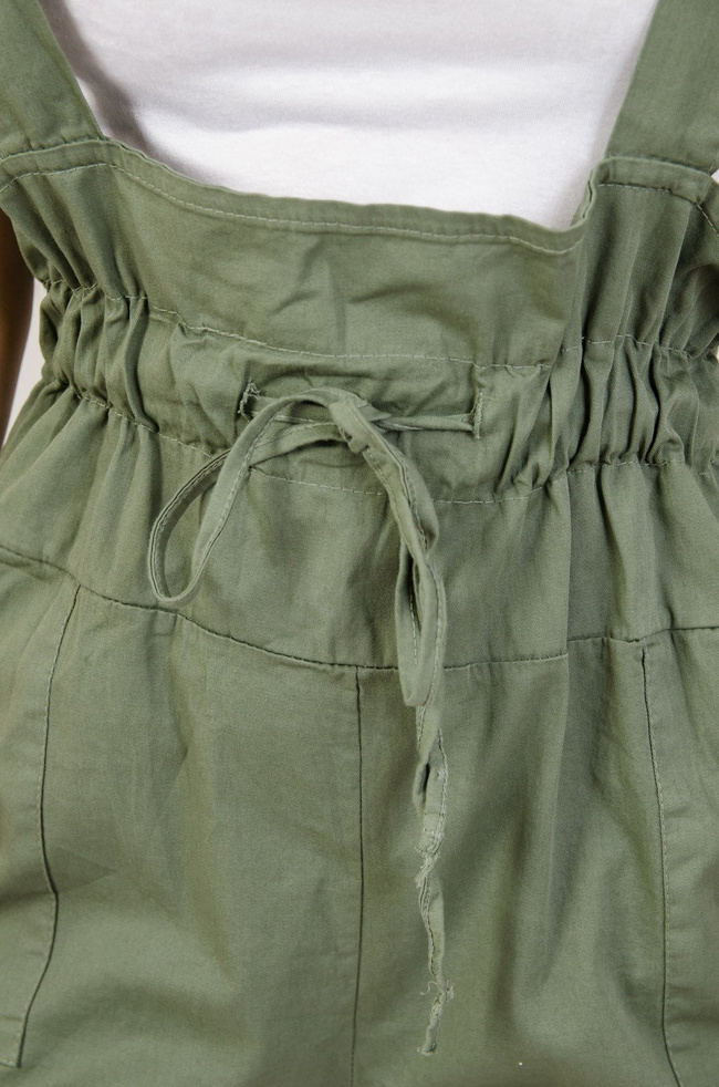 Komplet biały T-shirt + zielone ogrodniczki