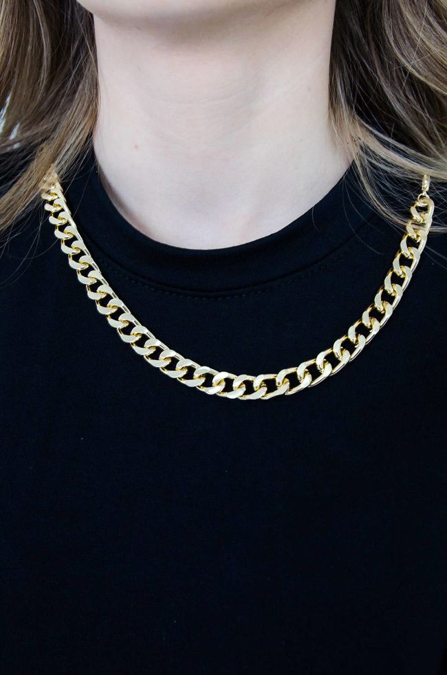 CZARNA ROZKLOSZOWANA SUKIENKA ZE ZŁOTYM ŁAŃCUSZKIEM 