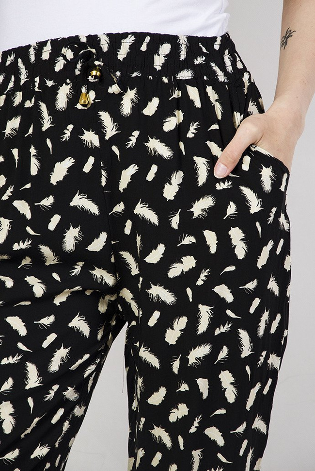 Czarne spodnie alladynki w białe piórka