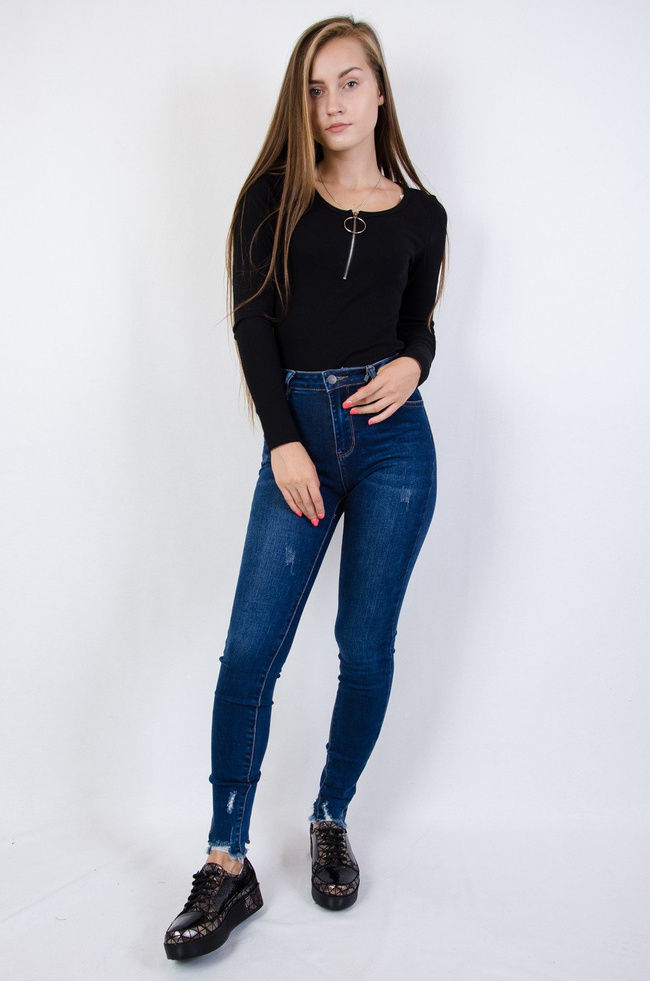 Czarne body z zamkiem w dekolcie