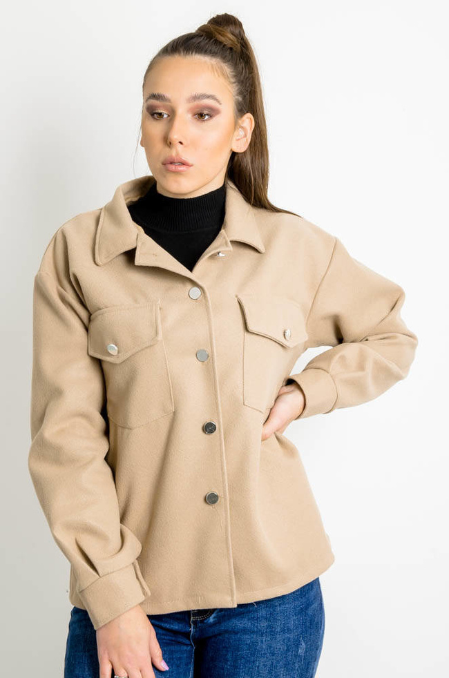 BEŻOWY KRÓTKI PŁASZCZ ZAPINANY NA GUZIKI Z KIESZENIAMI