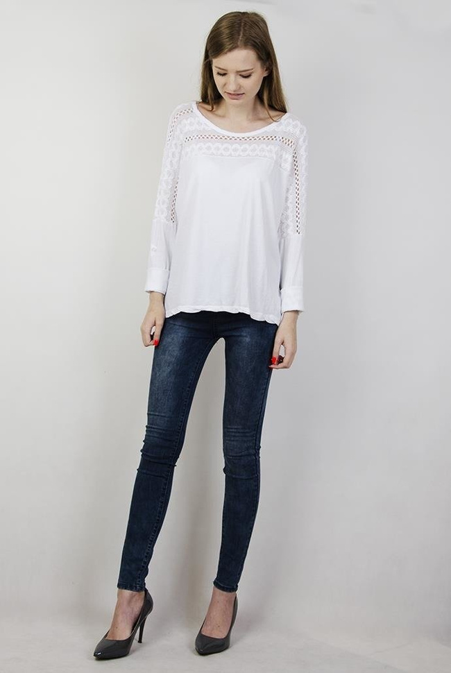 Biała bluzka ze wzorami