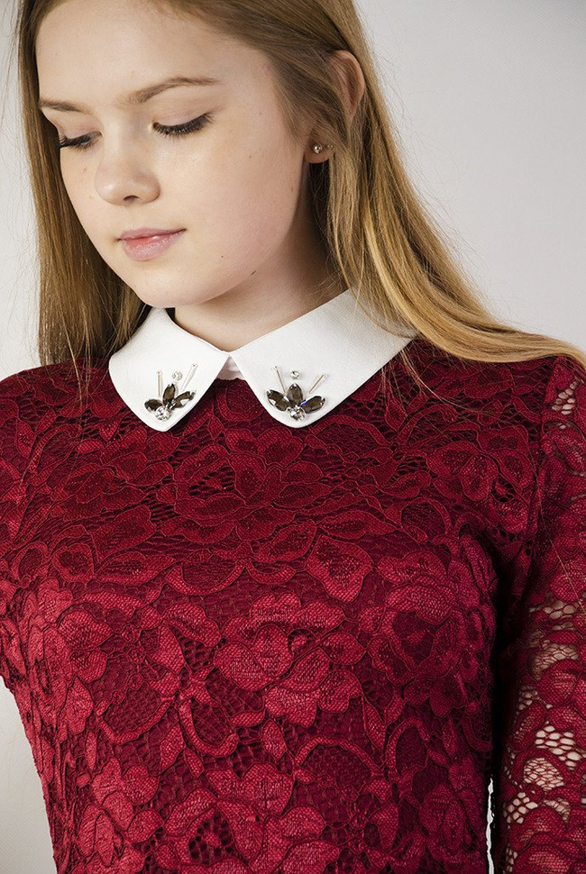 Koronkowa bordowa sukienka z białym kołnierzykiem