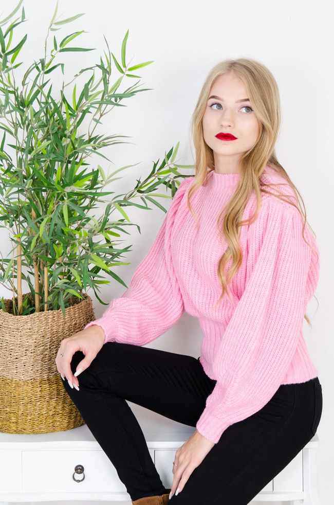 RÓŻOWY SWETER Z BUFIASTYMI RĘKAWAMI