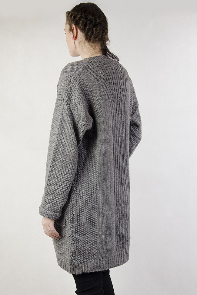 Długi szary sweter z kieszeniami