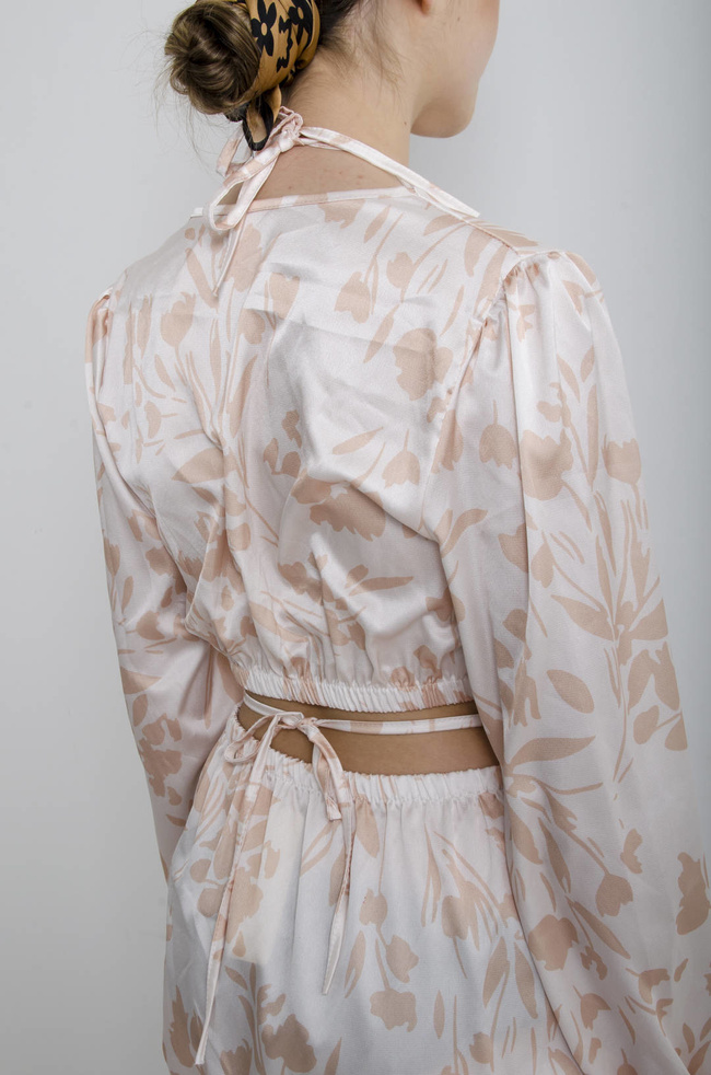 SUKIENKA BIAŁA W KWIATY Z WYCIĘCIEM