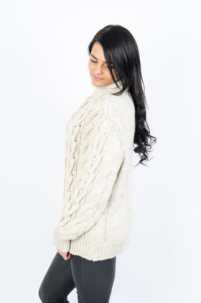 BEŻOWY SWETER GOLF Z WARKOCZOWYM SPLOTEM