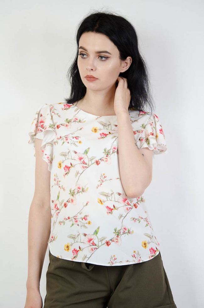 Biała bluzka w delikatne kwiaty