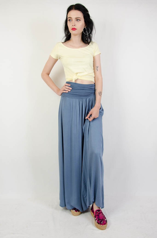 Długa zwiewna niebieska spódnica z szerokim pasem