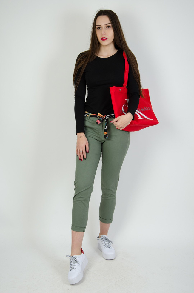 Zielone materiałowe spodnie z kolorowym paskiem