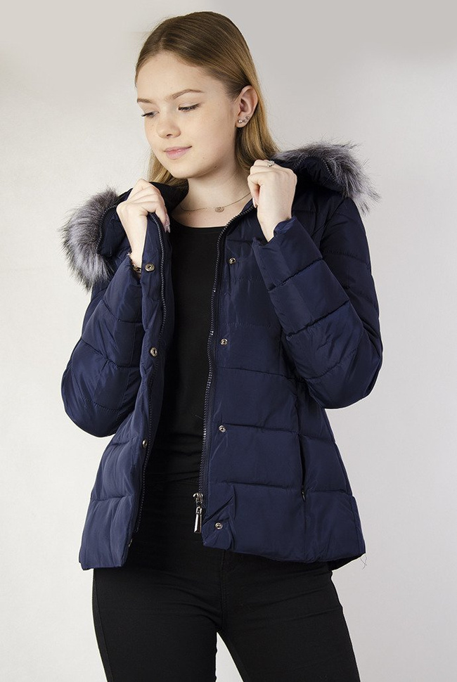 Krótka pikowana granatowa kurtka z futerkiem przy kapturze