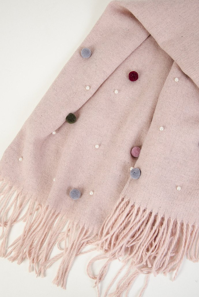 Różowy szal z pomponikami oraz perełkami