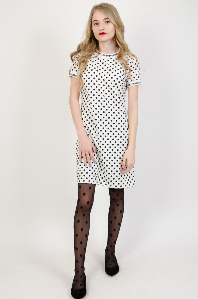 Biała sukienka w czarne grochy i złotymi guzikami