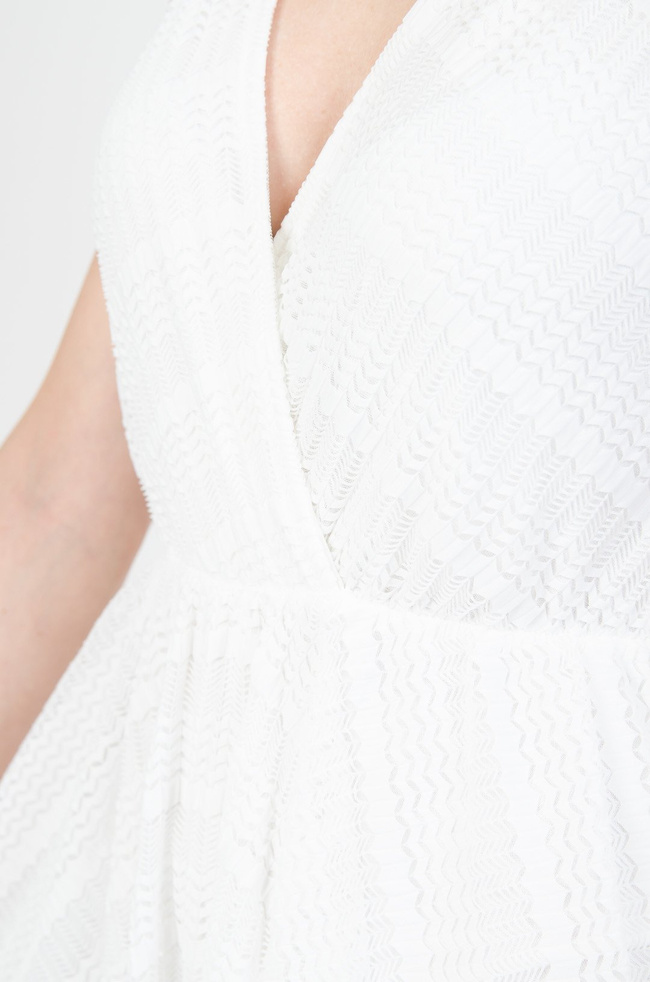 Biała ażurowa sukienka z asymetrycznym dołem 