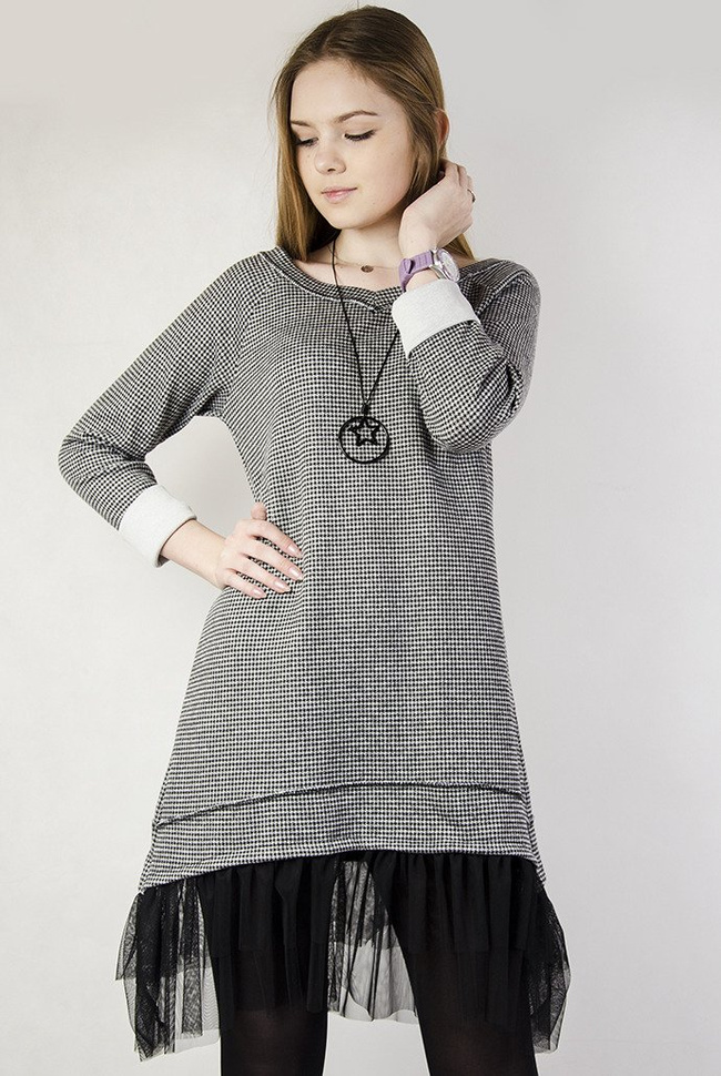 Asymetryczna sukienka w pepitkę, zakończona tiulem